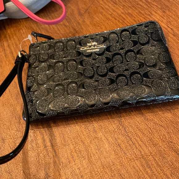 new black coached pattern with gold coach on it! - Picture 1 of 3
